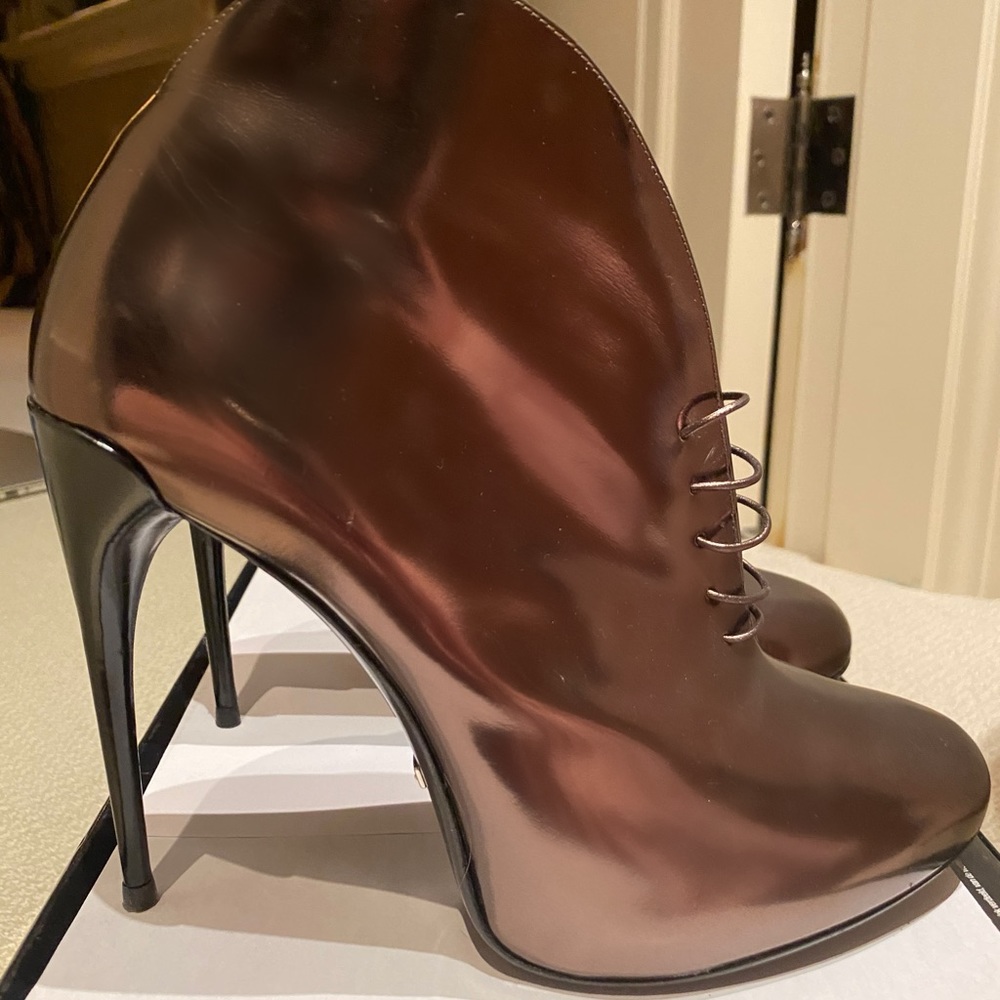 GUCCI METALLIC PUMPS